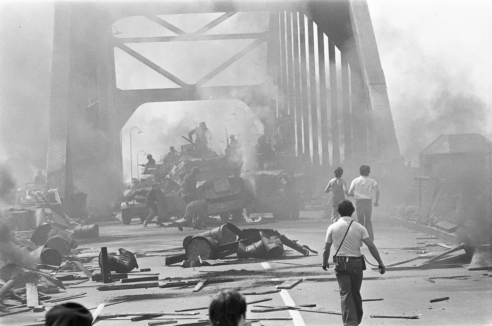 Filmopnamen voor A Bridge Too Far in Deventer. Soldaten trekken over de brug op 18 mei 1976 (Foto door Rob Mieremet Anefo en Nationaal Archief)