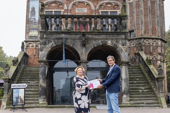 Deventer Verhaal directeur Ewout van der Horst (rechts) en cultuurwethouder Ilse Duursma (Foto Viorica Cernica)