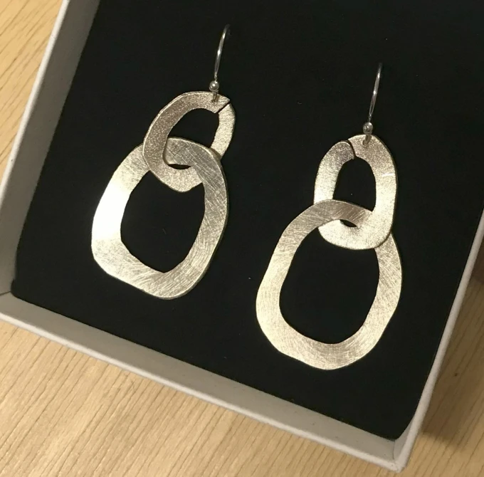 Zilveren matte en glansende oorhangers door edelsmid Elise Vermoolen