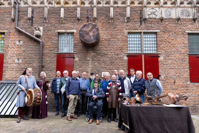 De nu nog glimmende valsemuntersketel met daaronder het koperslagersgilde uit 's-Hertogenbosch en museumdirecteur Ewout van der Horst (derde van rechts). (Foto Viorica Cernica)