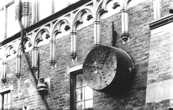 De originele ketel aan de muur van Museum De Waag. (Beeld Stadsarchief Deventer)