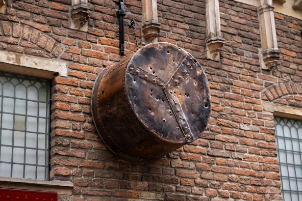 De replica van de valsemuntersketel aan de historische gevel van Museum De Waag (Foto Viorica Cernica)